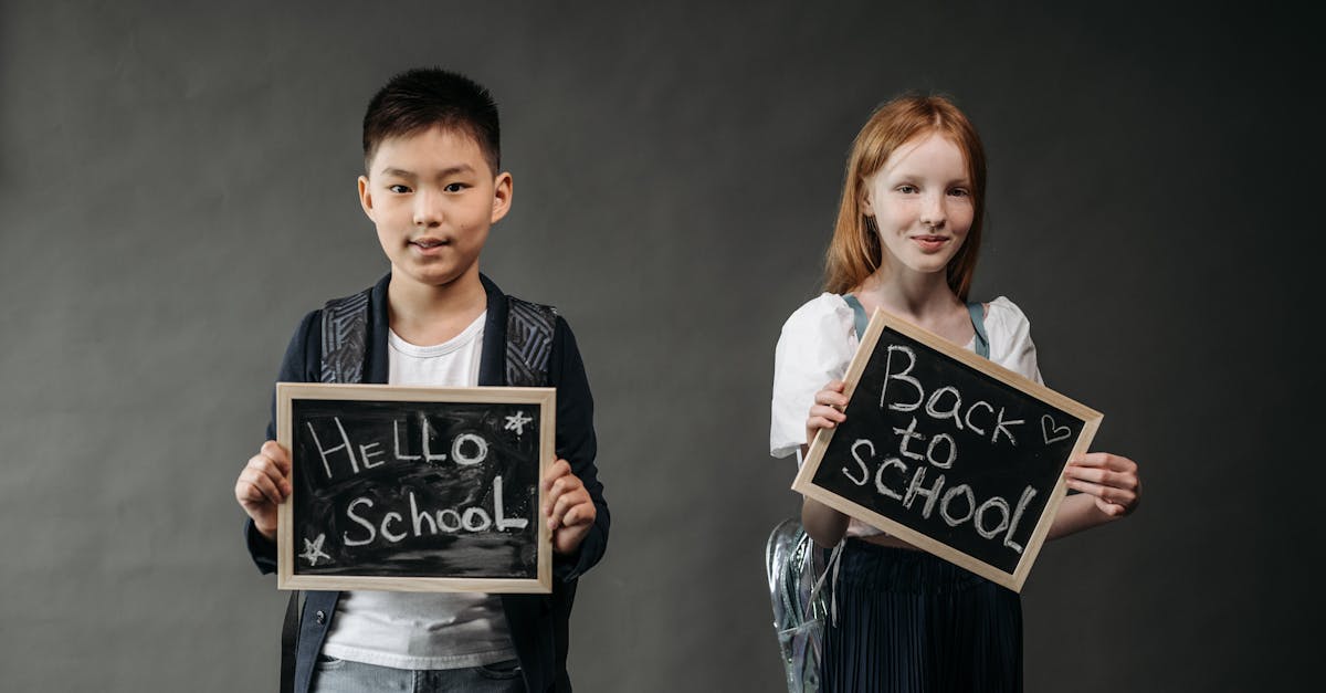 Dzieci wracające ze szkoły — temat wyprawki w pytaniach czytelników Czarniventa